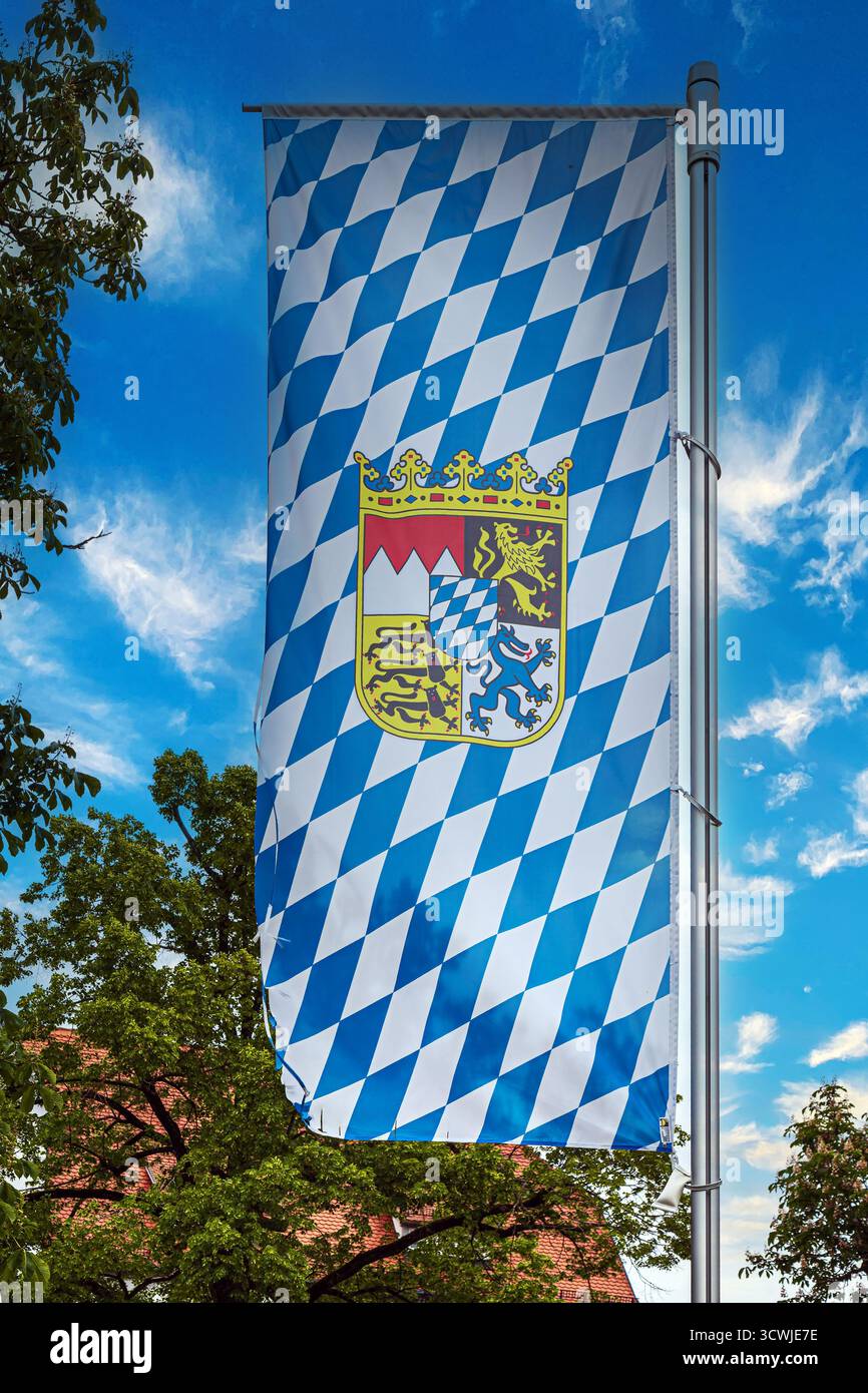 La bandiera tradizionale della Baviera, Germania, costituita da diamanti bianchi e blu (Rautenflagge), che sventolano sullo sfondo del cielo. Al centro, il cappotto Foto Stock
