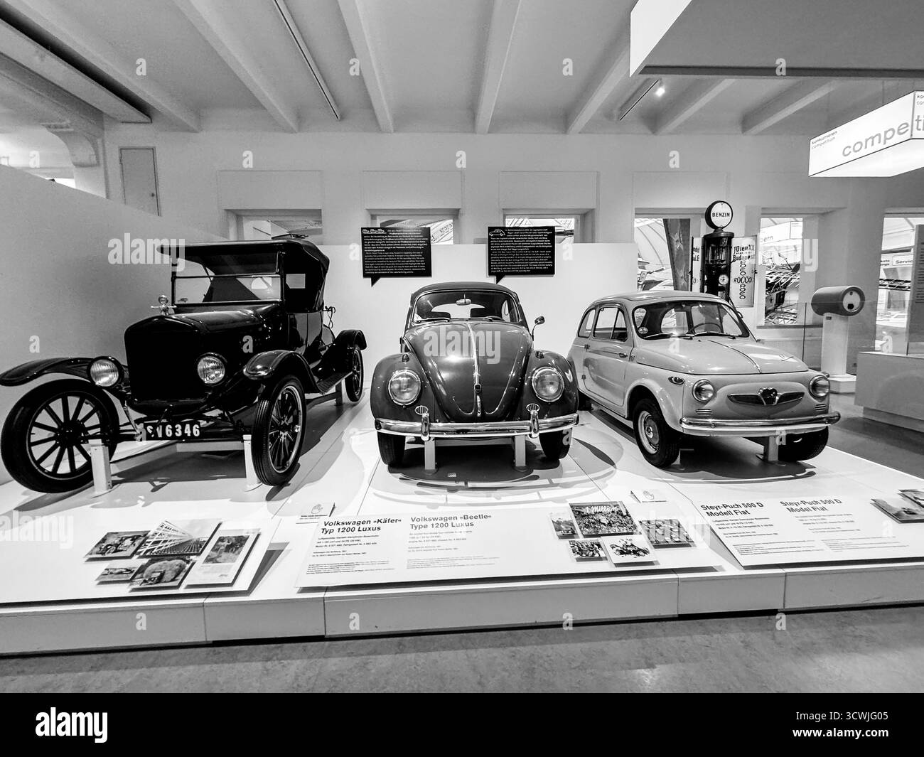 Mostre all'interno del Technisches Museum Wien che mostrano veicoli storici, motori, macchinari e tecnologia moderna. Foto Stock