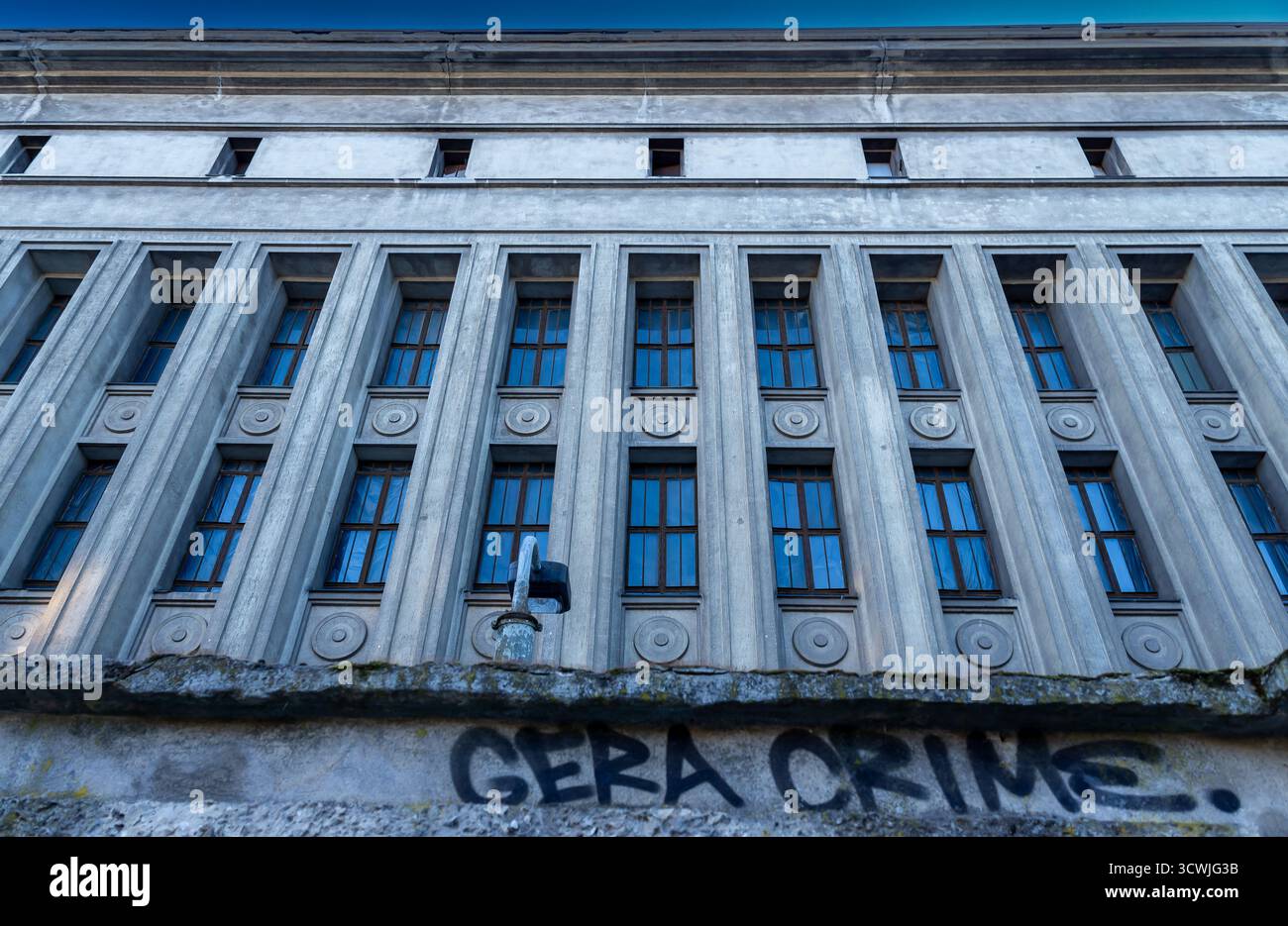Facciata monumentale dell'edificio Berghain di Berlino che mostra la sua distintiva architettura industriale Foto Stock