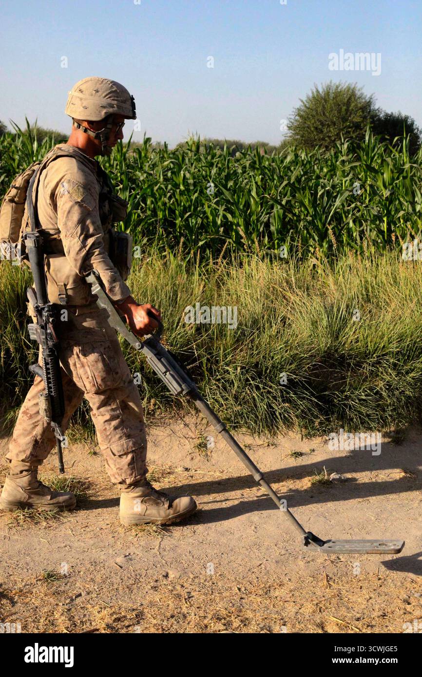NAWA, PROVINCIA DI HELMAND, AFGHANISTAN - 19 agosto 2009 - Daniel Bemenderfer, con la compagnia Charlie, 1st Battalion, 5th Marine Regiment, utilizza una spazzatrice mineraria per cercare ordigni esplosivi improvvisati a Nawa, Afghanistan, il 19 agosto 2009. I Marines sono schierati con il Regimental Combat Team 3 per condurre operazioni di controinsurrezione in collaborazione con le forze di sicurezza Nazionale afghane nell'Afghanistan meridionale - foto: Geopix/USMC/Freddy G Cantu Foto Stock