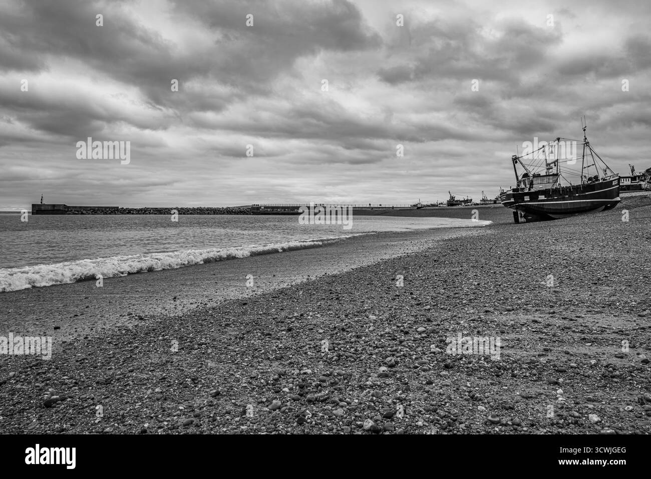 Vista del porto di pesca di Hastings in una giornata autunnale nuvolosa Foto Stock