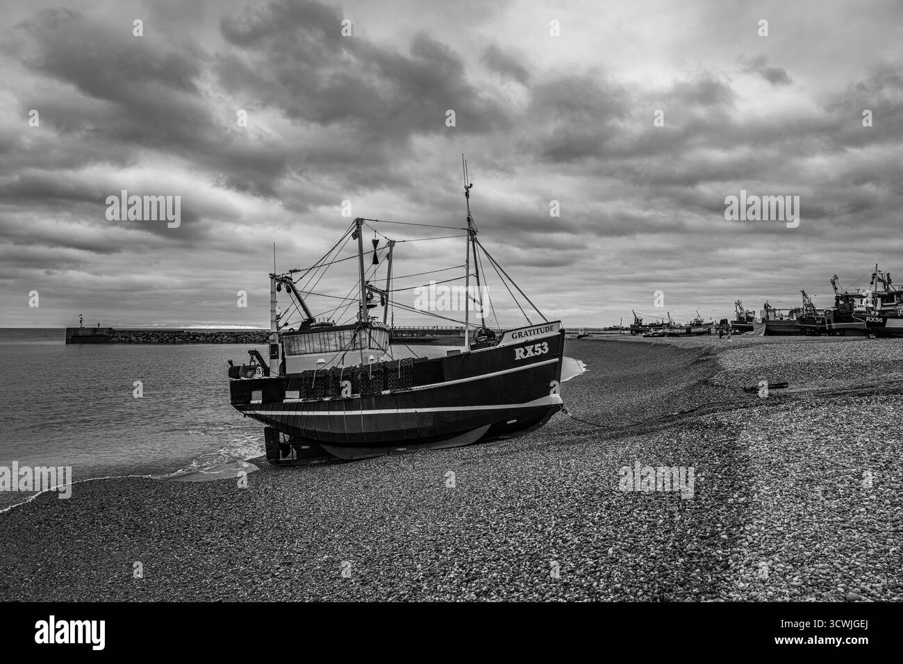 Vista del porto di pesca di Hastings in una giornata autunnale nuvolosa Foto Stock