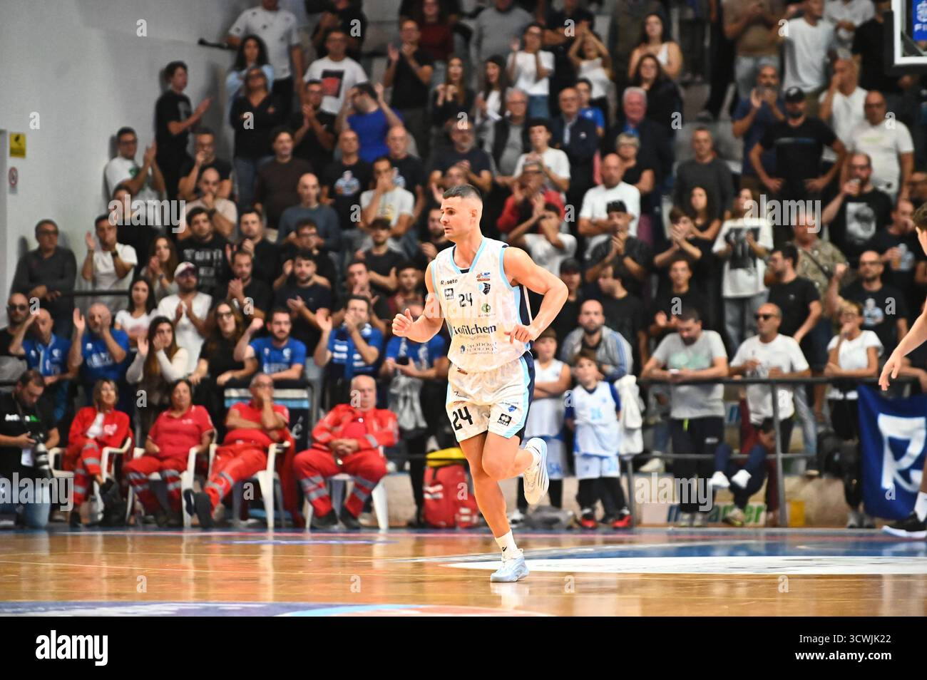Roseto degli Abruzzi, Italia. 12 ottobre 2025. Timperi Marco Ala del pallacanesto Roseto durante il match tra Liofilchem Roseto e Ferraroni Juvi Cremona - A2 Italian Basket LNP Old Wild West al PalaMagetti il 12 ottobre 2025 a Roseto degli Abruzzi. (Foto di Andrea Iommarini) crediti: Andrea Iommarini/Alamy Live News Foto Stock