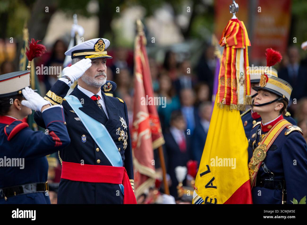 Madrid, Spagna. 12 ottobre 2025. Re Felipe vi visto durante la parata delle forze Armate del 12 ottobre, giornata Nazionale, guidata da re Felipe vi, regina Letizia, le loro figlie Leonor de Borbón, principessa delle Asturie e infanta Sofía de Borbón. Crediti: D. Canales Carvajal/Alamy Live News Foto Stock