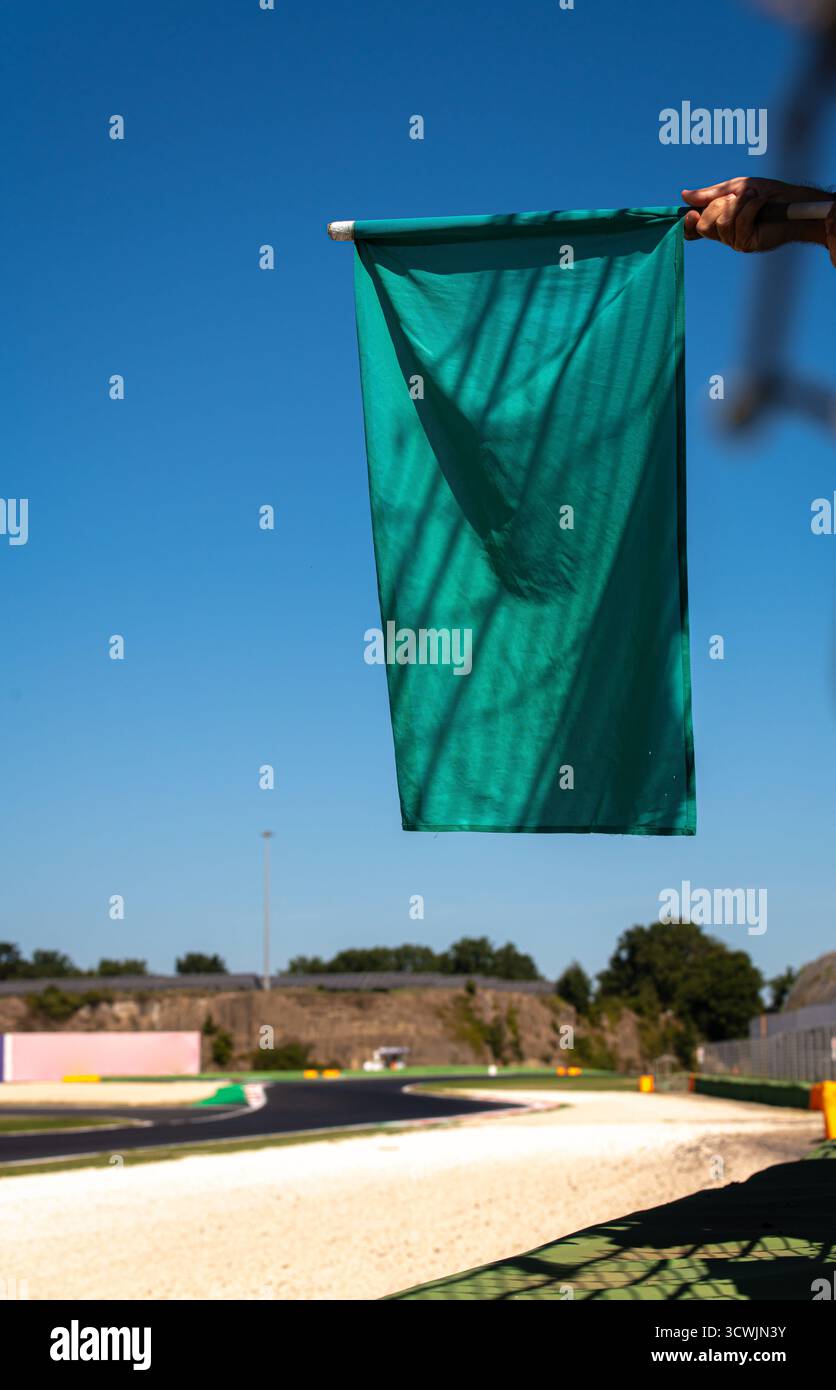 Bandiera verde nel circuito automobilistico, cartello di fine avviso Foto Stock