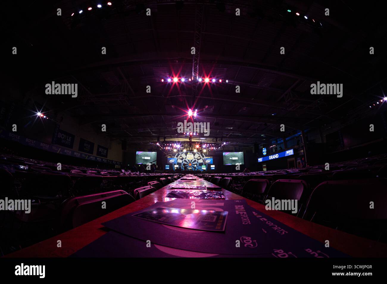 Mattioli Arena, Leicester Leicestershire, Regno Unito. 12 ottobre 2025. 2025 PDC Boyle Sports World Grand Prix Darts Final Night; veduta del palco e del tabellone alla Mattioli Arena dall'area salotto dei tifosi credito: Action Plus Sports/Alamy Live News Foto Stock