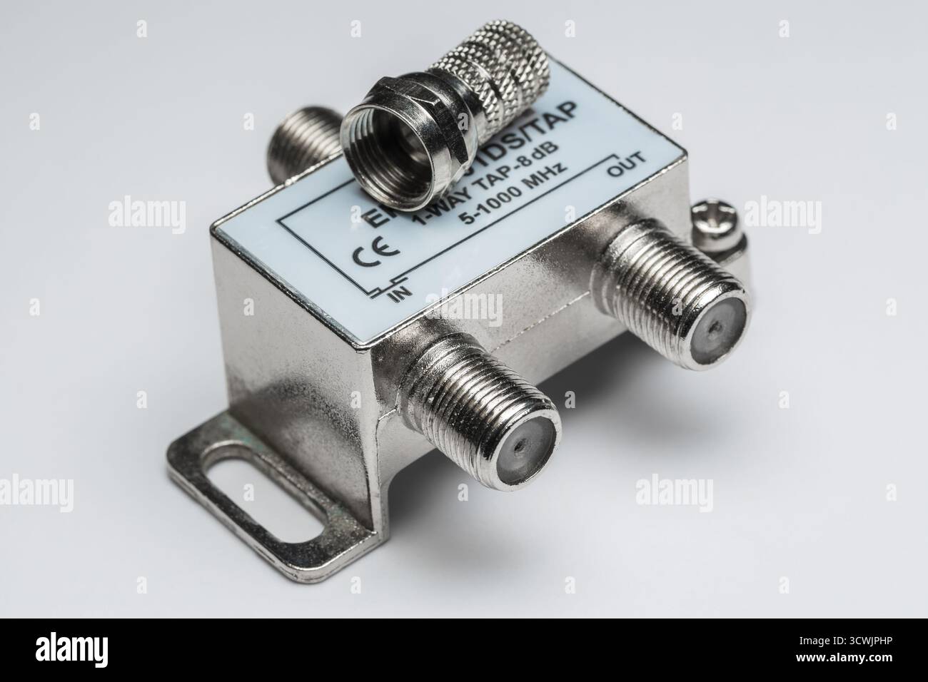 Splitter TV o TAP, punto di accesso di prova e connettore f per il collegamento di cavi coassiali su sfondo bianco Foto Stock