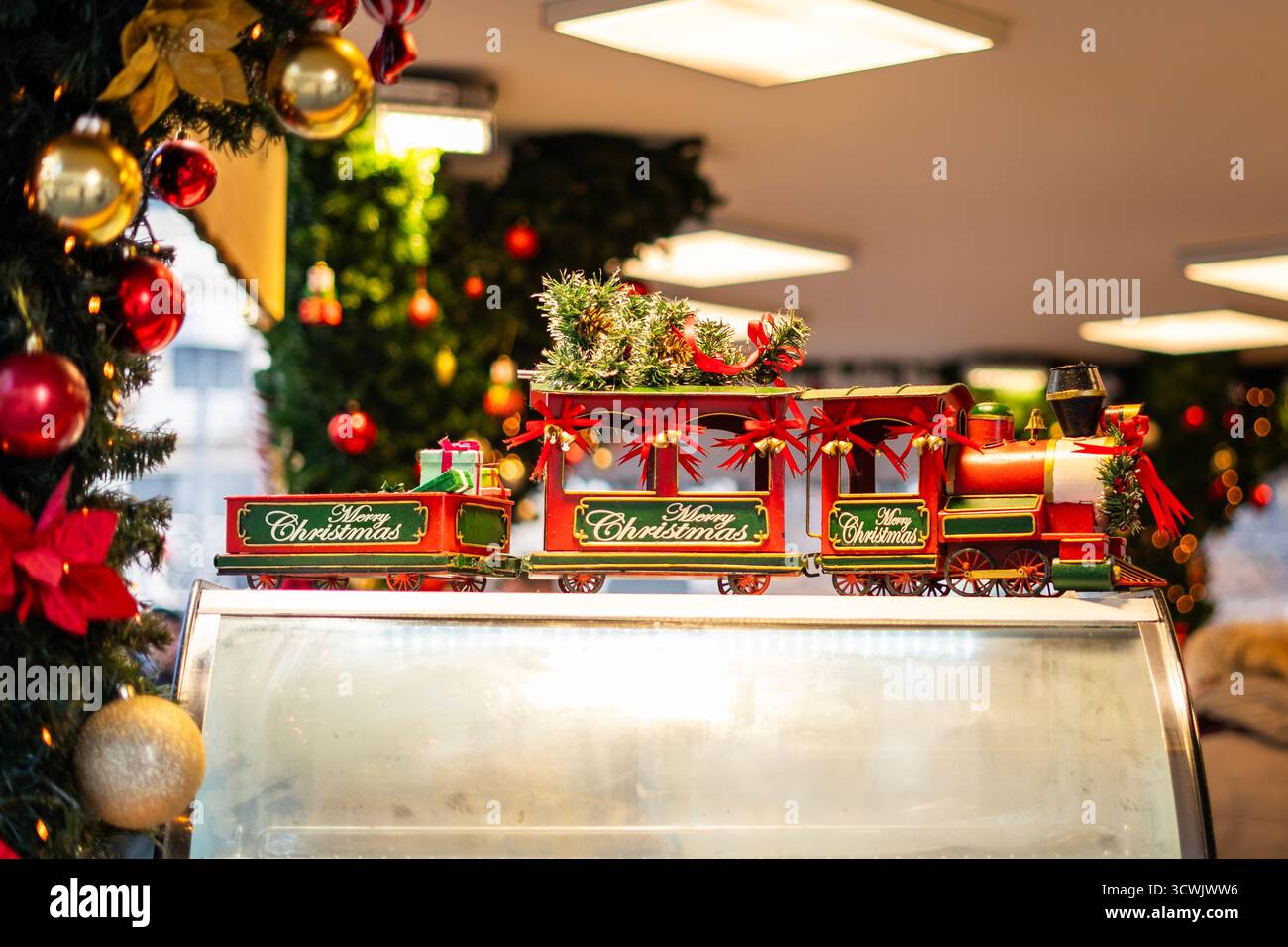 Decorazioni colorate di Natale con decorazioni natalizie in una fiera invernale di Budapest Foto Stock