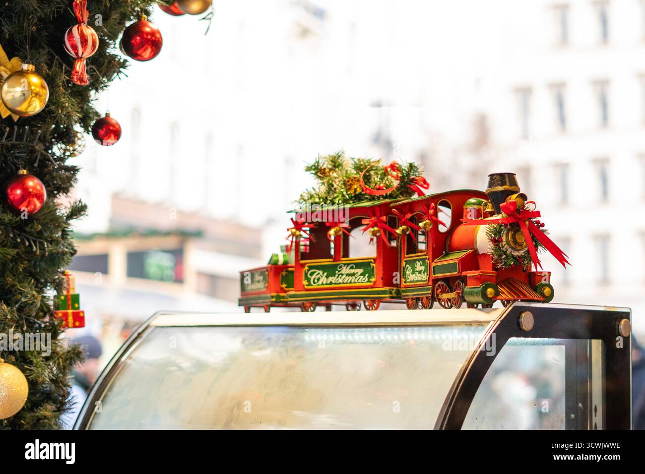 Decorazioni colorate di Natale con decorazioni natalizie in una fiera invernale di Budapest Foto Stock