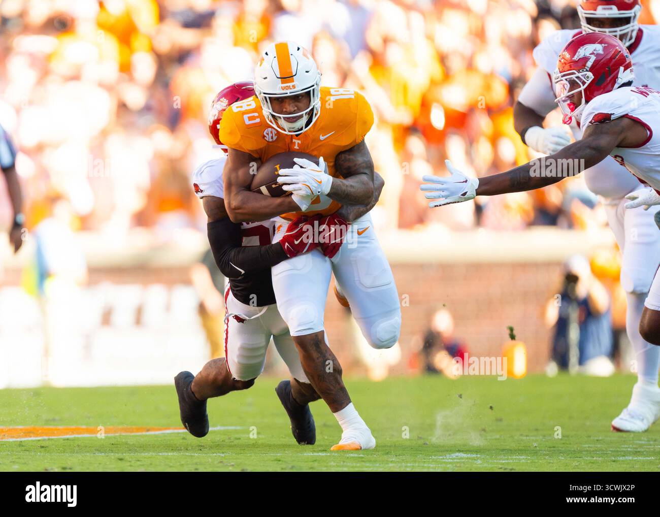 11 ottobre 2025: DeSean Bishop n. 18 dei Tennessee Volunteers gestisce la palla durante la partita di football NCAA tra la University of Tennessee Volunteers e la University of Arkansas Razorbacks al Neyland Stadium, Knoxville, TN Tim Gangloff/CSM Foto Stock