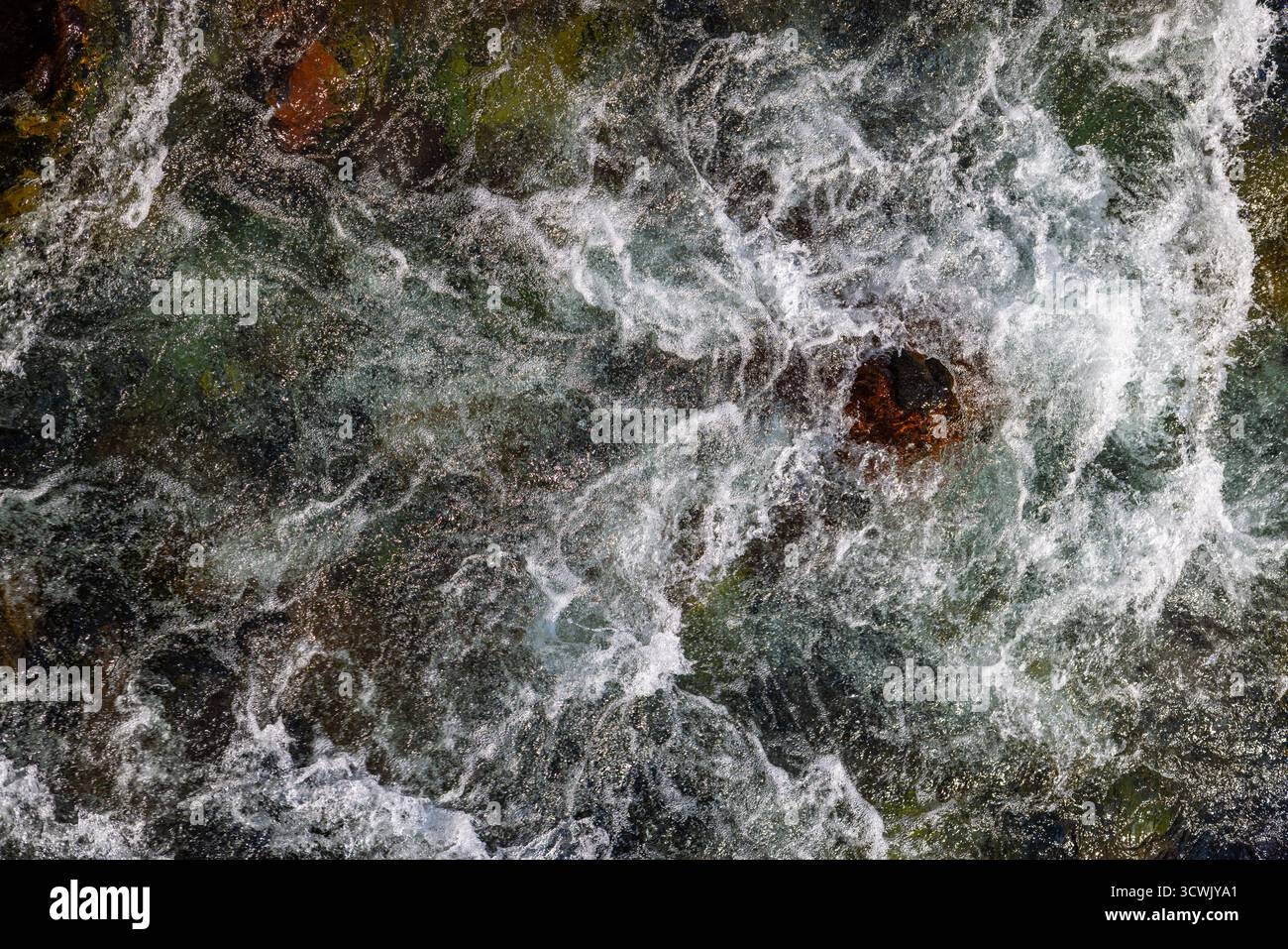 L'acqua del fiume gorgogliante scorre sulle rocce in natura Foto Stock