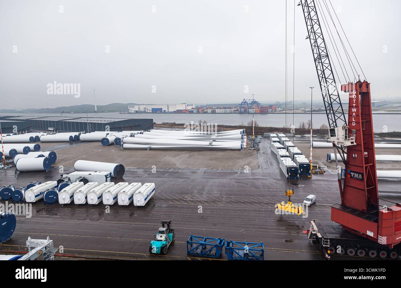 Cuxhaven, Germania - 11.21.,2022: Stoccaggio onshore di pale Vestas e parti per turbine eoliche sul territorio di un porto marittimo in Germania. Foto Stock