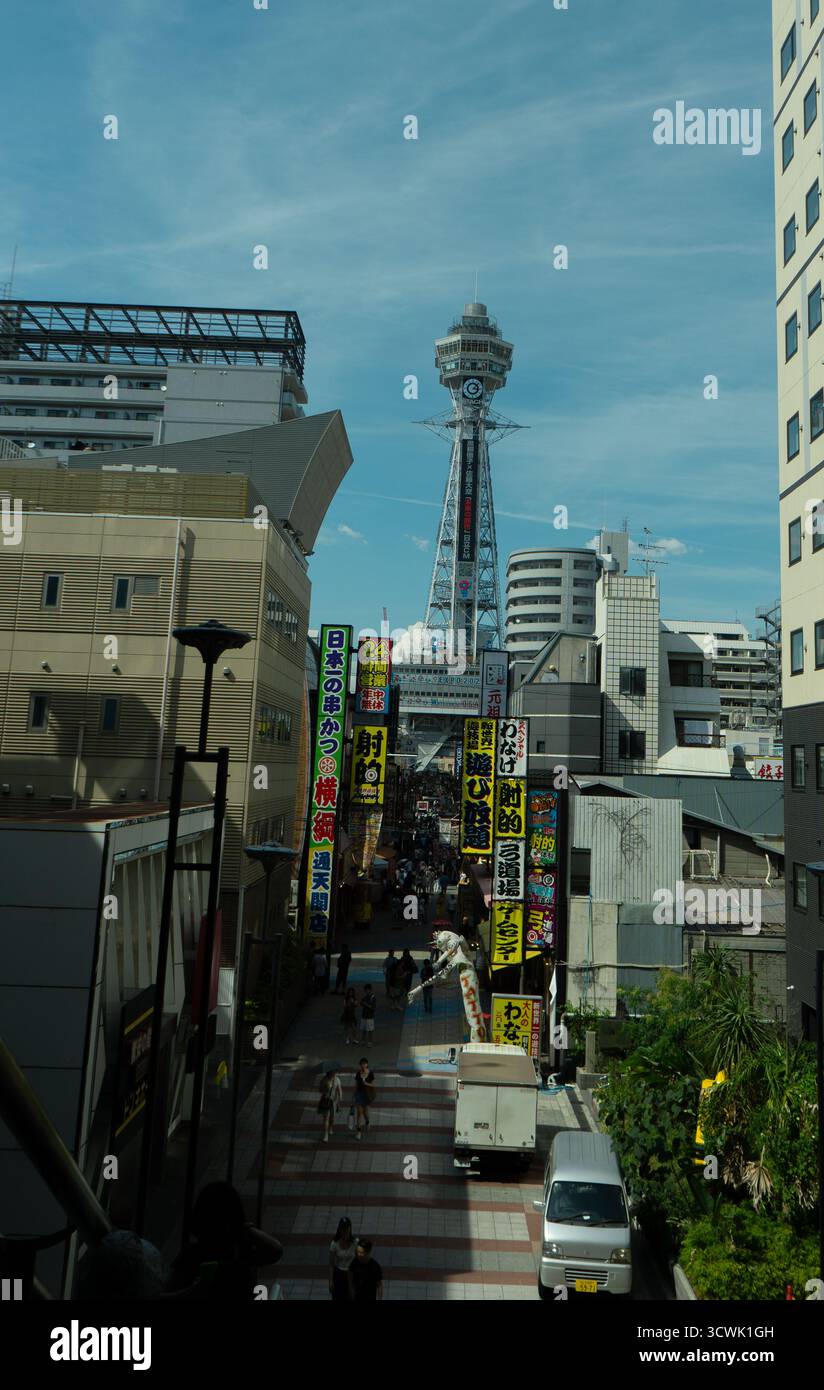 Distretto di Shinsekai a Osaka, Giappone, con la Torre Tsutenkaku Foto Stock