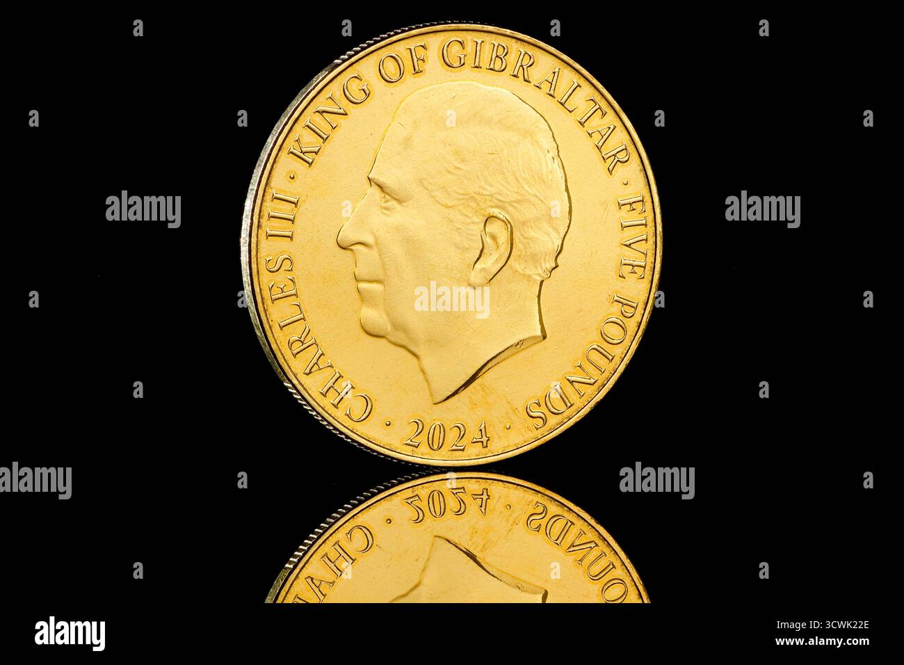 2024 moneta da 5 sterline di Gibilterra raffigurante un ritratto di re Carlo III di Raphael Maklouf sul dritto e lo stemma di Gibilterra sul retro Foto Stock