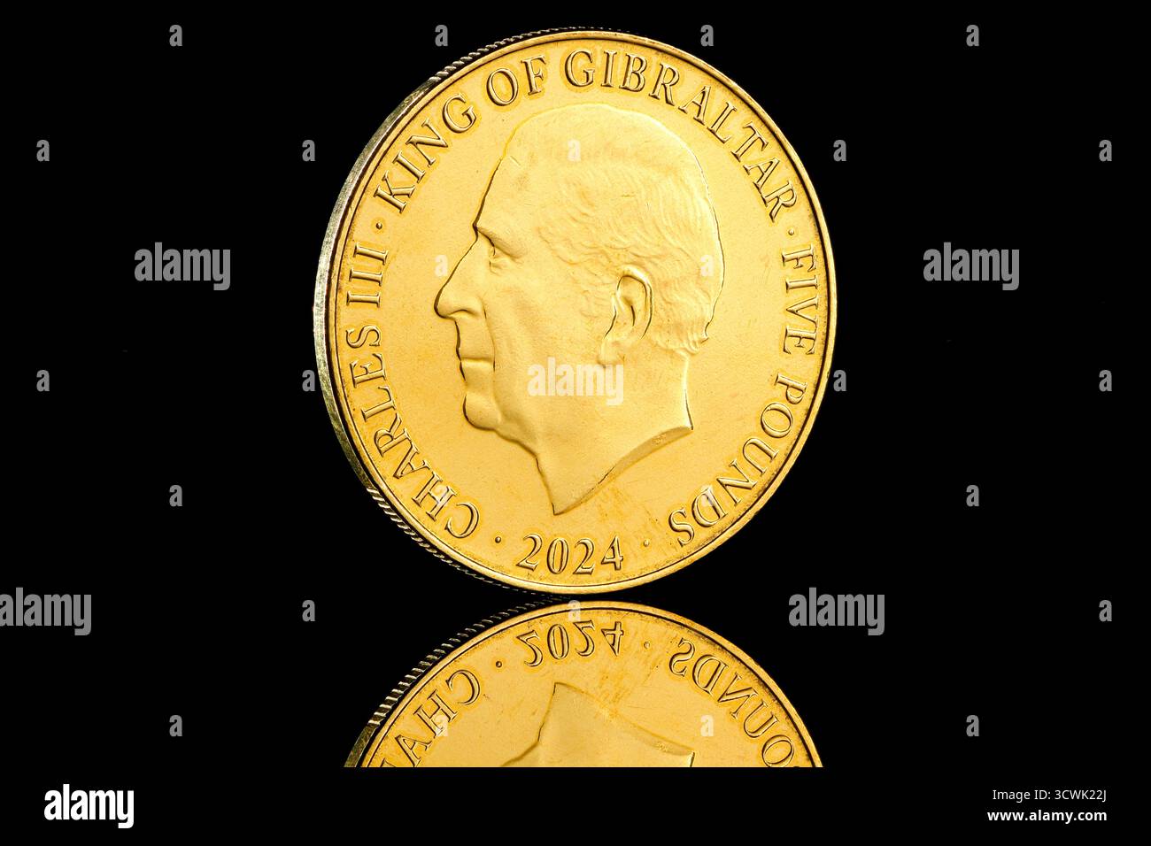 2024 moneta da 5 sterline di Gibilterra raffigurante un ritratto di re Carlo III di Raphael Maklouf sul dritto e lo stemma di Gibilterra sul retro Foto Stock