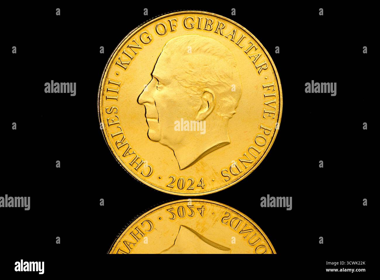 2024 moneta da 5 sterline di Gibilterra raffigurante un ritratto di re Carlo III di Raphael Maklouf sul dritto e lo stemma di Gibilterra sul retro Foto Stock