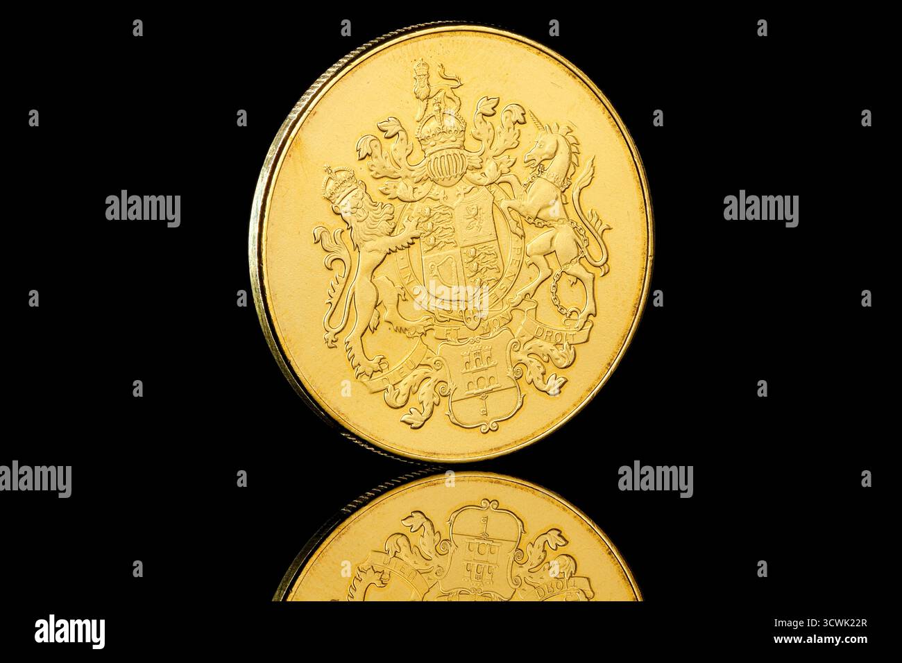 2024 moneta da 5 sterline di Gibilterra raffigurante un ritratto di re Carlo III di Raphael Maklouf sul dritto e lo stemma di Gibilterra sul retro Foto Stock