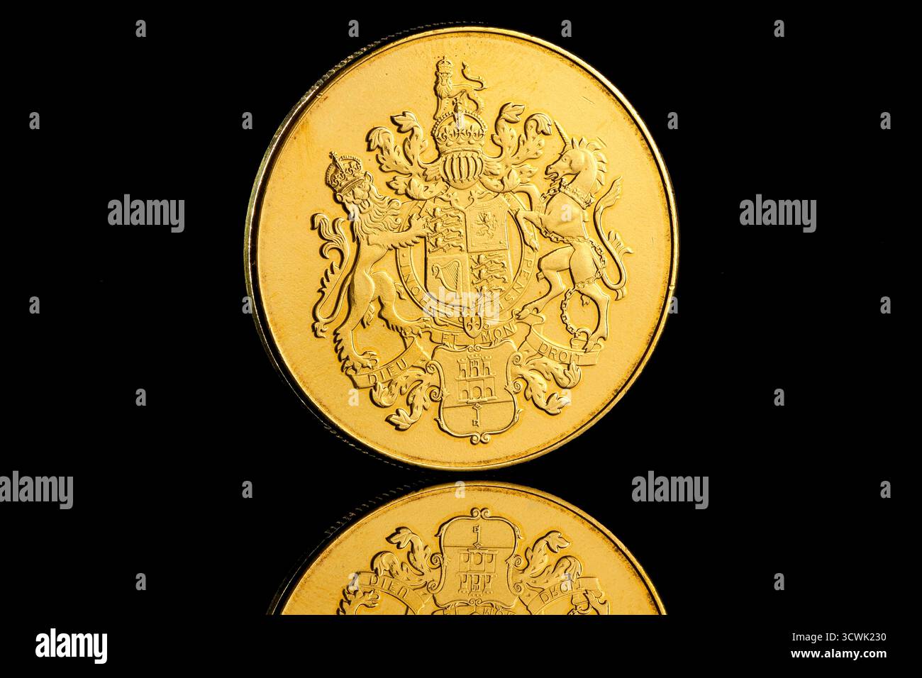 2024 moneta da 5 sterline di Gibilterra raffigurante un ritratto di re Carlo III di Raphael Maklouf sul dritto e lo stemma di Gibilterra sul retro Foto Stock