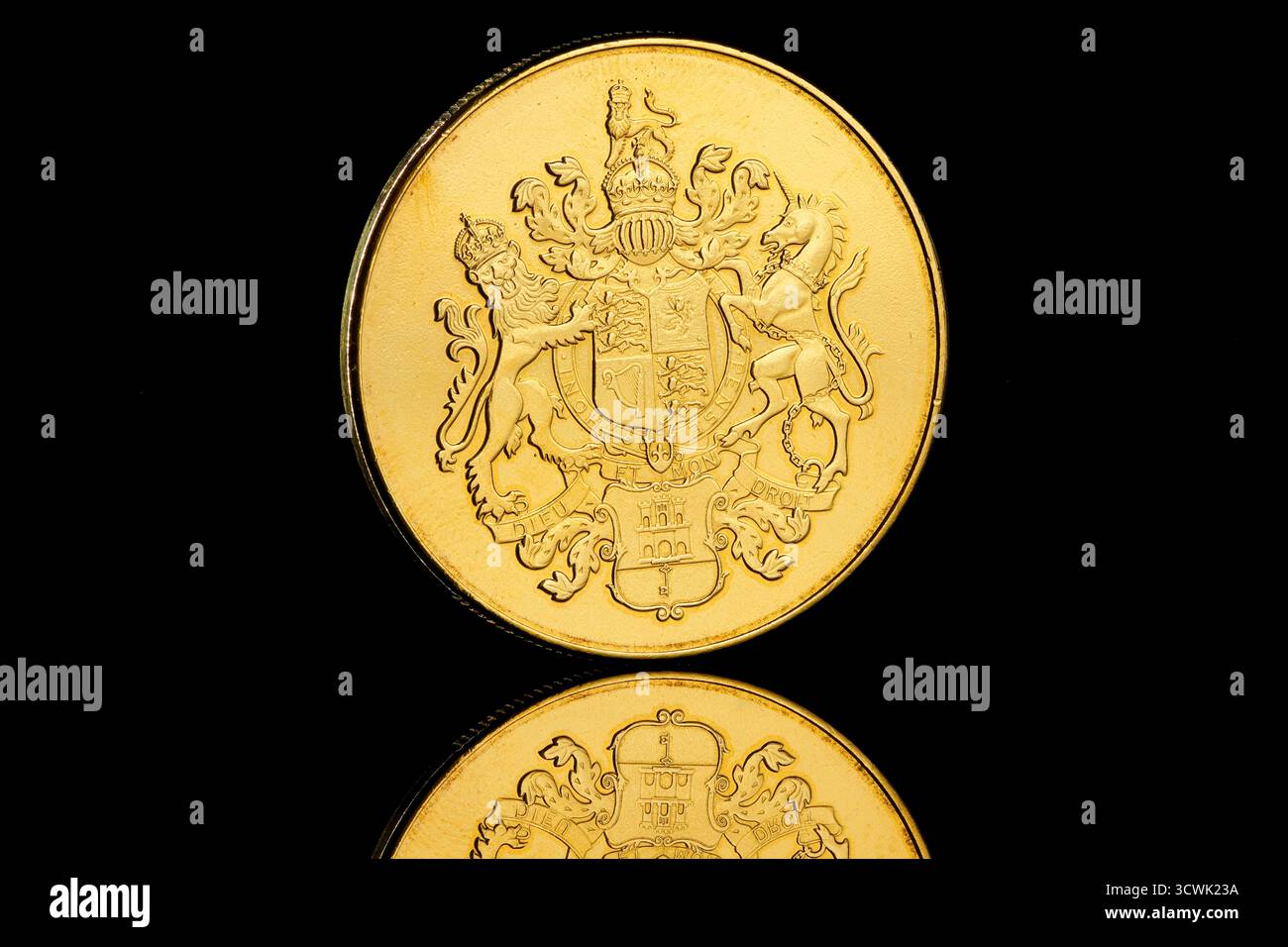 2024 moneta da 5 sterline di Gibilterra raffigurante un ritratto di re Carlo III di Raphael Maklouf sul dritto e lo stemma di Gibilterra sul retro Foto Stock