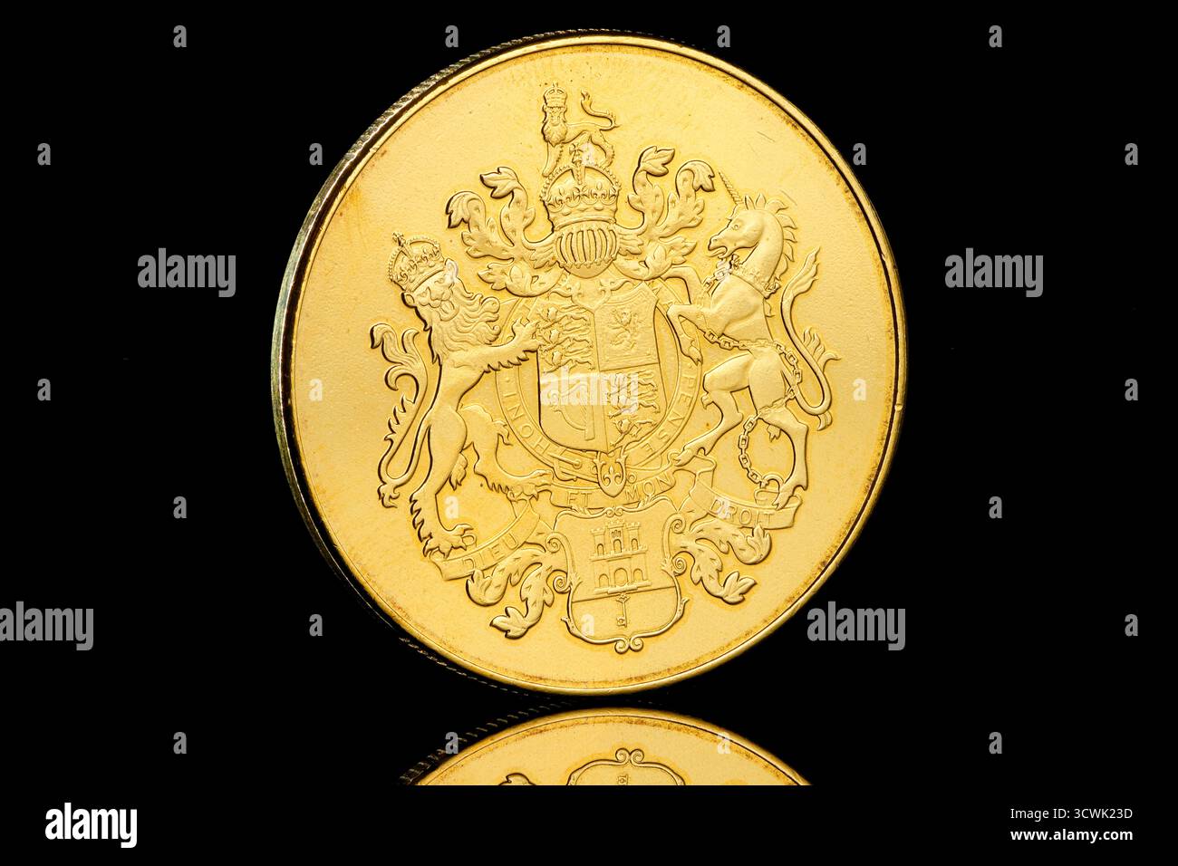2024 moneta da 5 sterline di Gibilterra raffigurante un ritratto di re Carlo III di Raphael Maklouf sul dritto e lo stemma di Gibilterra sul retro Foto Stock