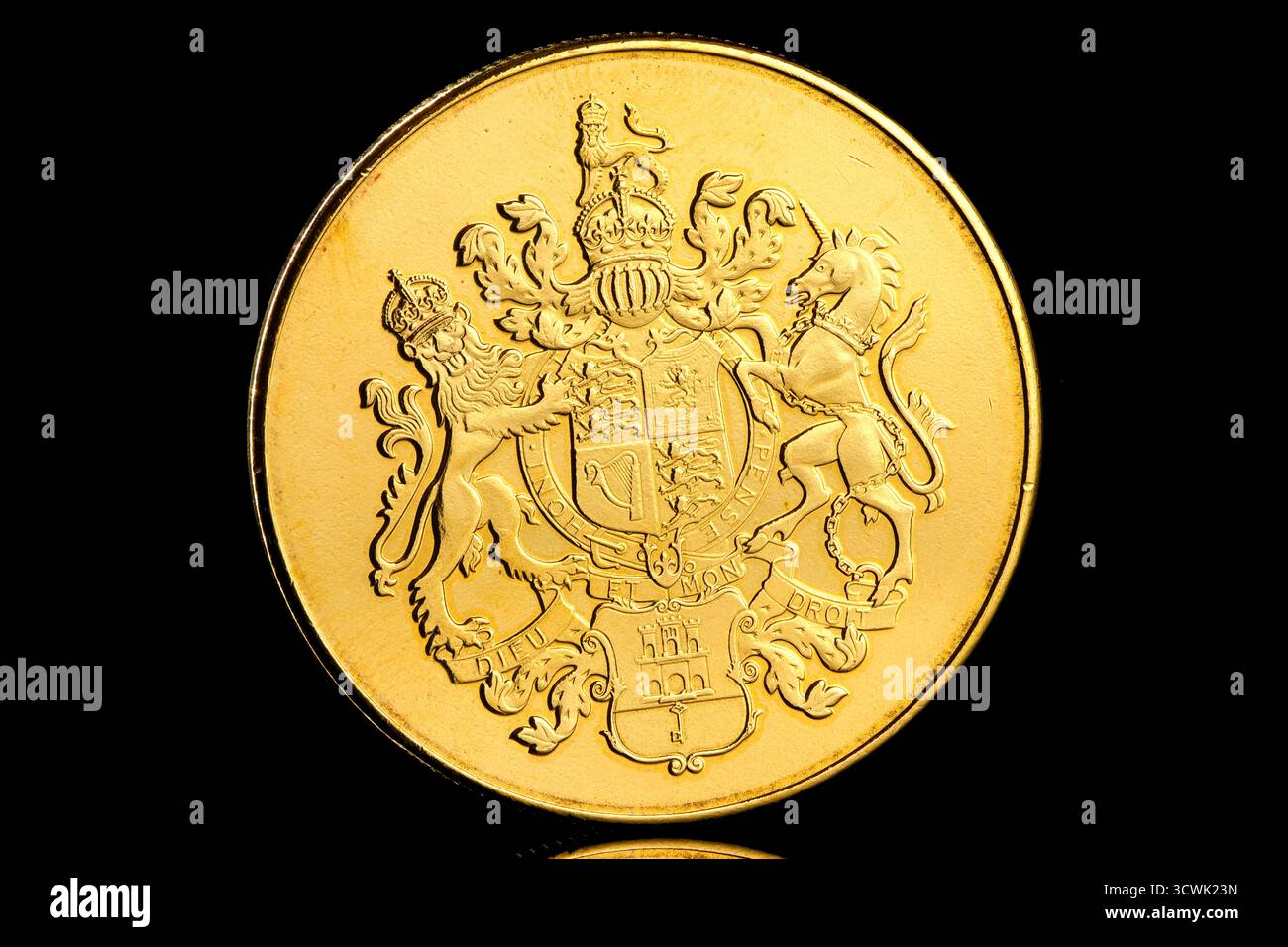 2024 moneta da 5 sterline di Gibilterra raffigurante un ritratto di re Carlo III di Raphael Maklouf sul dritto e lo stemma di Gibilterra sul retro Foto Stock