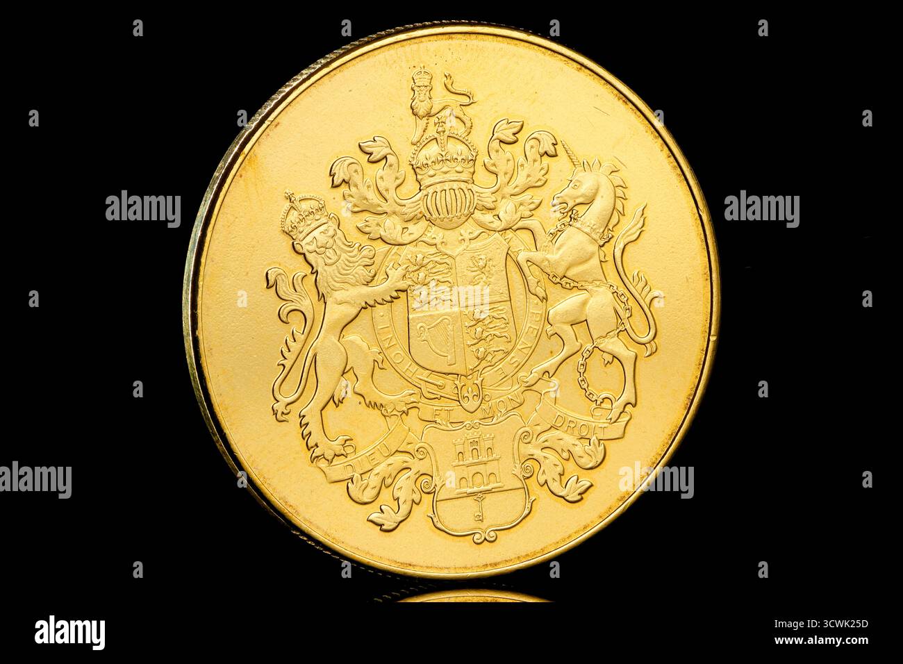 2024 moneta da 5 sterline di Gibilterra raffigurante un ritratto di re Carlo III di Raphael Maklouf sul dritto e lo stemma di Gibilterra sul retro Foto Stock