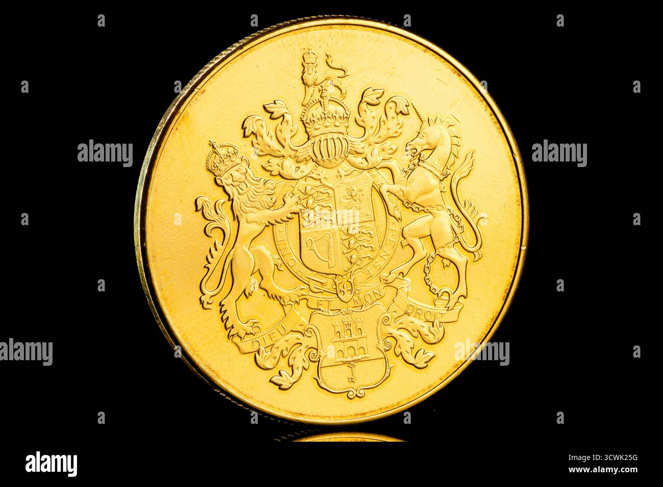 2024 moneta da 5 sterline di Gibilterra raffigurante un ritratto di re Carlo III di Raphael Maklouf sul dritto e lo stemma di Gibilterra sul retro Foto Stock