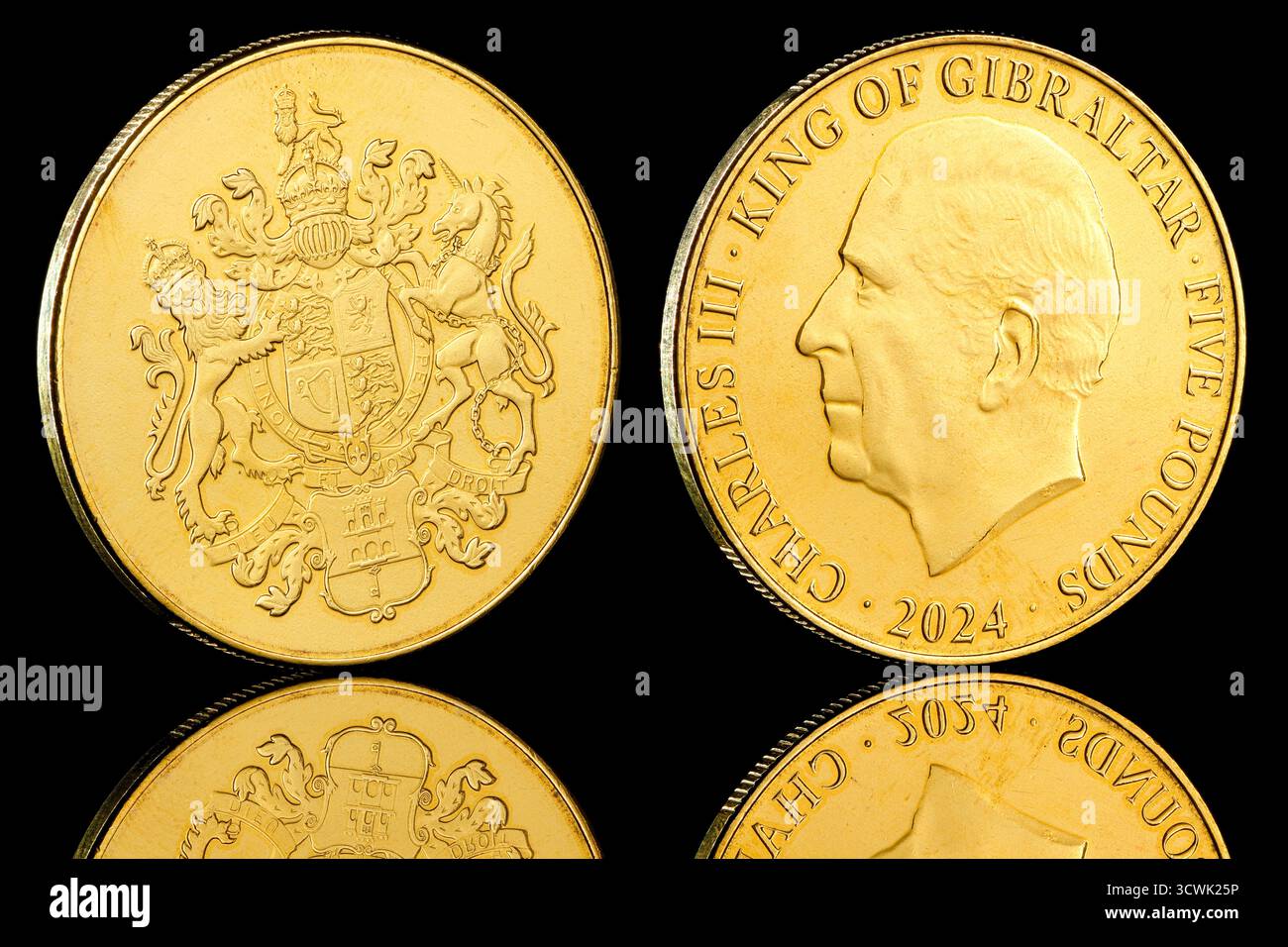 2024 moneta da 5 sterline di Gibilterra raffigurante un ritratto di re Carlo III di Raphael Maklouf sul dritto e lo stemma di Gibilterra sul retro Foto Stock