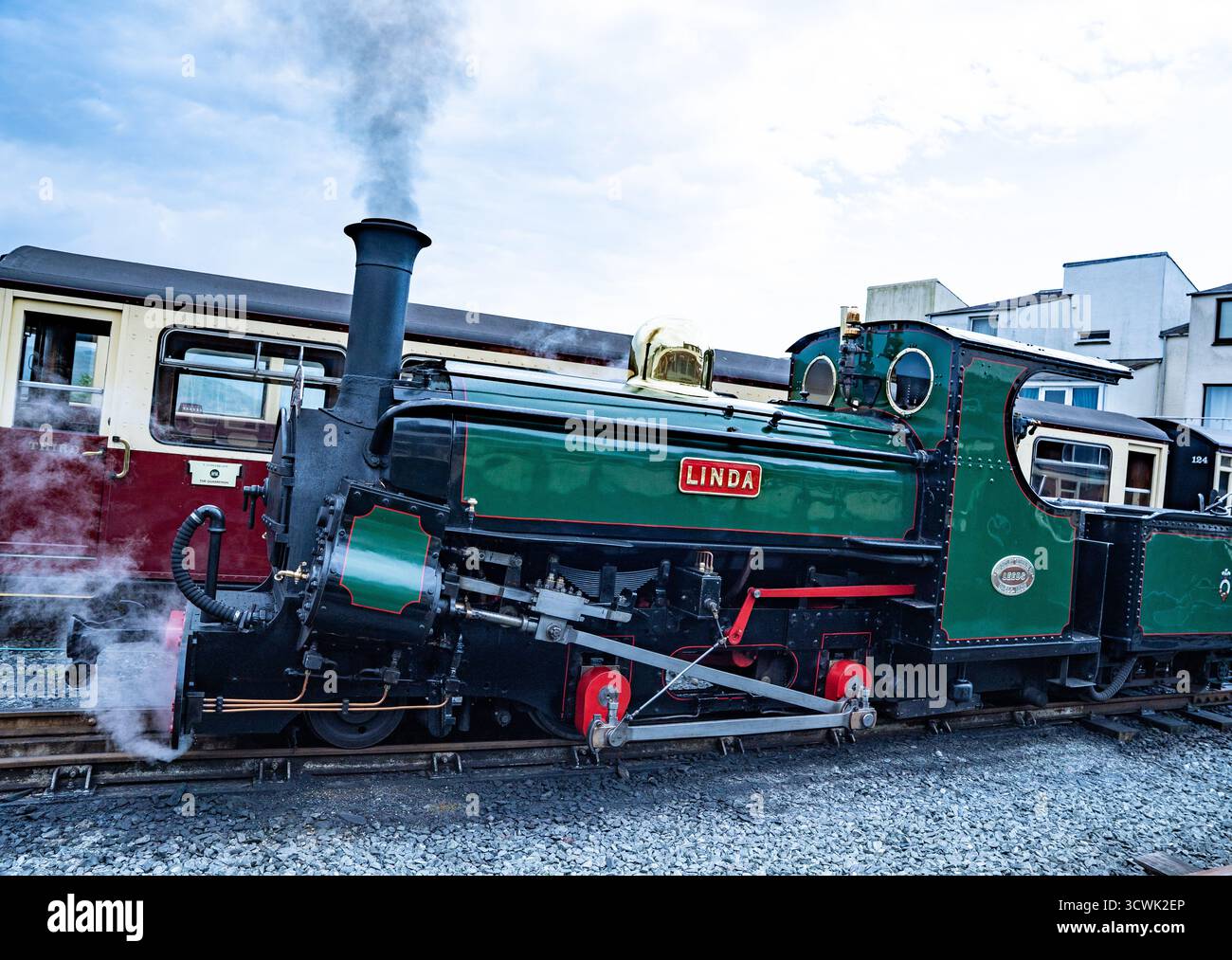 Locomotiva a vapore d'epoca Linda alla stazione ferroviaria storica con carrozze passeggeri Foto Stock