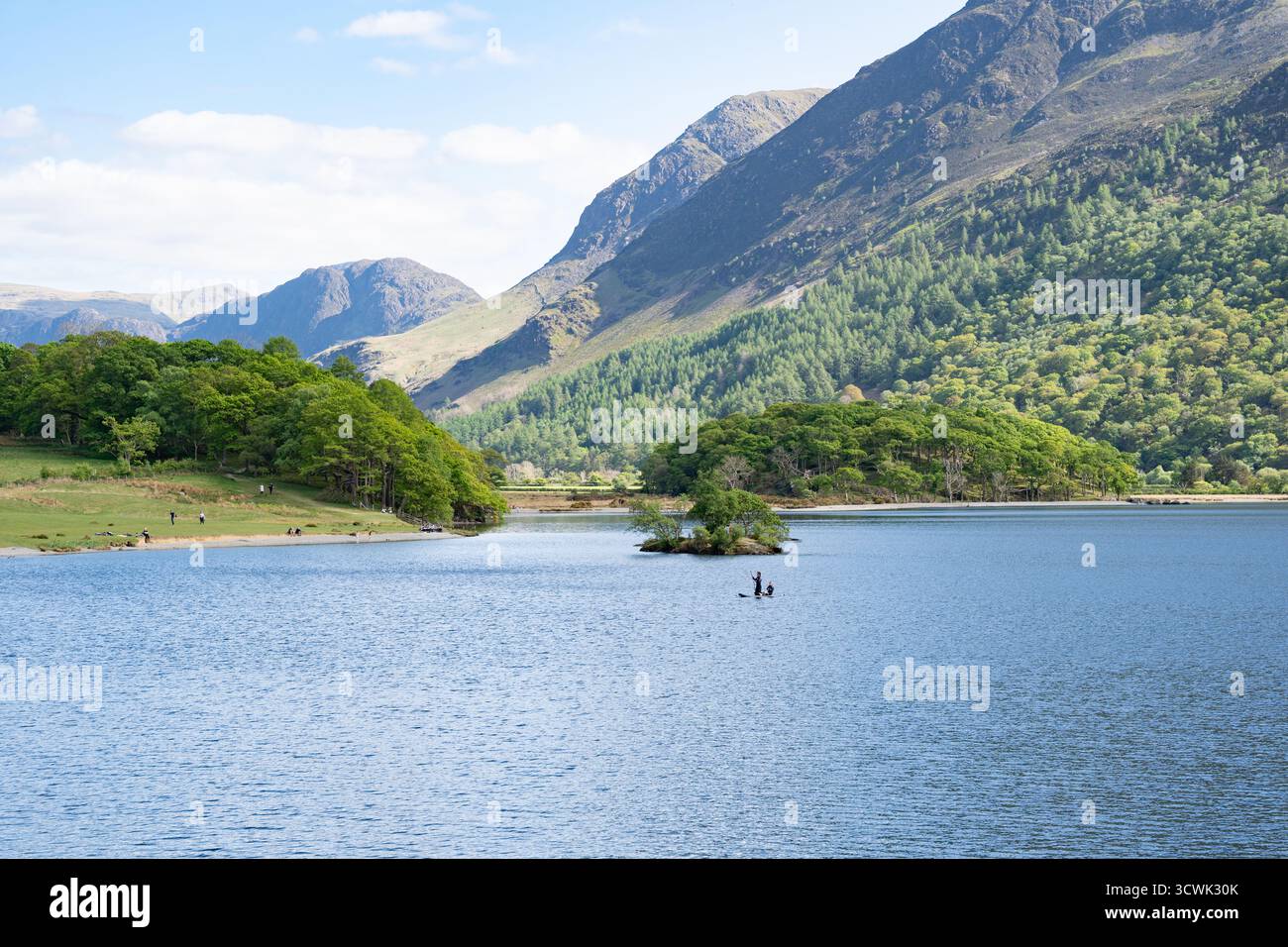 Tranquillo lago con montagne, foreste e piccola isola nel parco nazionale del Lake District Foto Stock