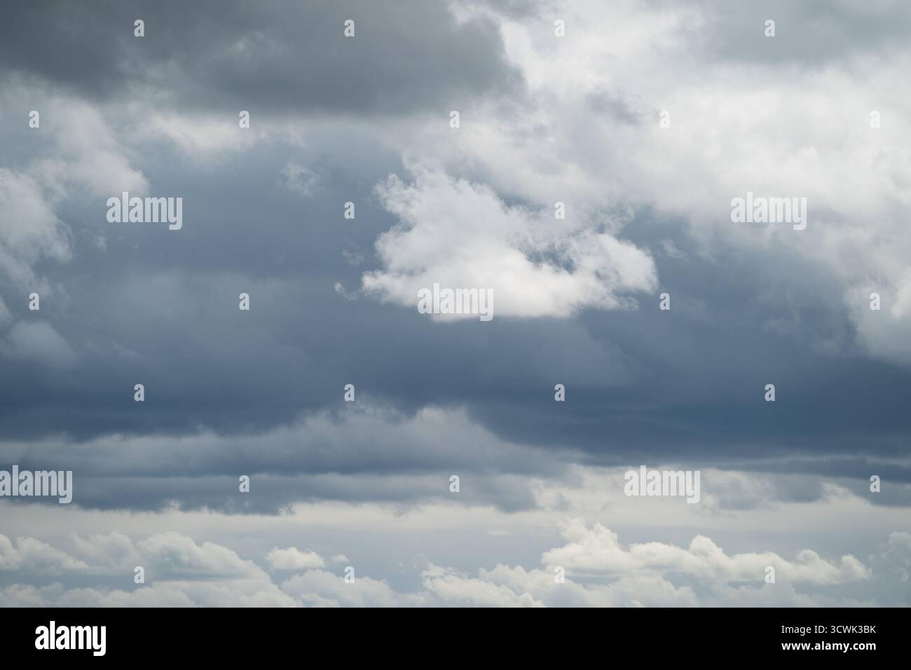 Spettacolari nuvole di tempesta grigie che riempiono il cielo coperto con condizioni atmosferiche piene Foto Stock