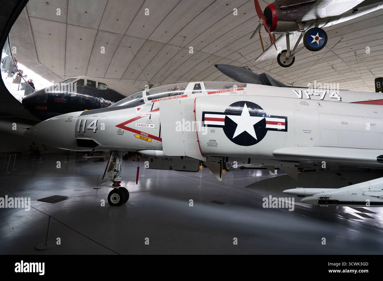 Caccia F-4 Phantom della Marina DEGLI STATI UNITI in mostra nell'hangar del museo dell'aviazione Foto Stock