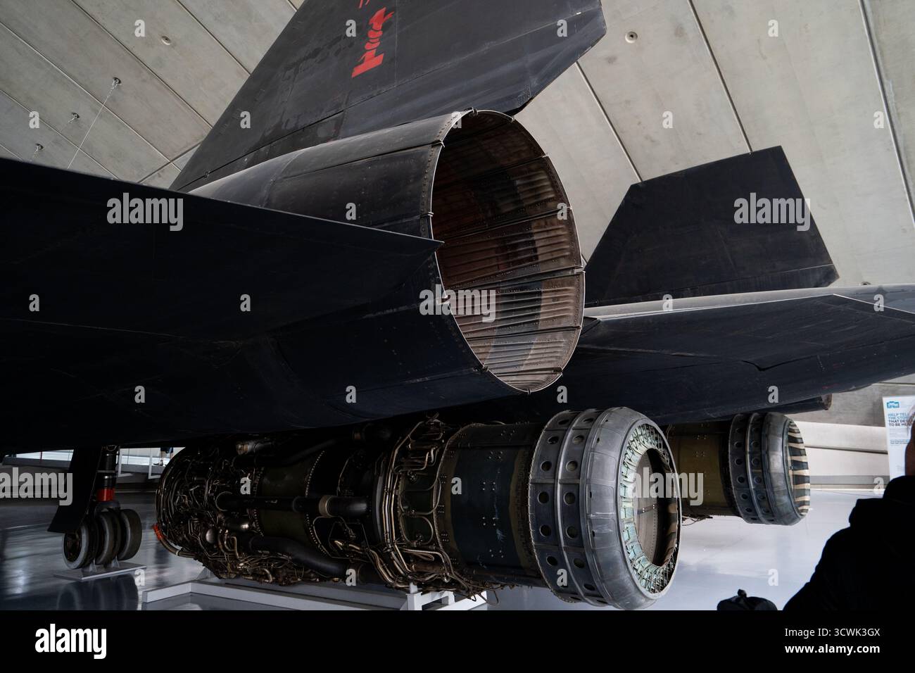 Vista ravvicinata dell'ugello di scarico del motore a getto militare nell'hangar del museo degli aerei Foto Stock