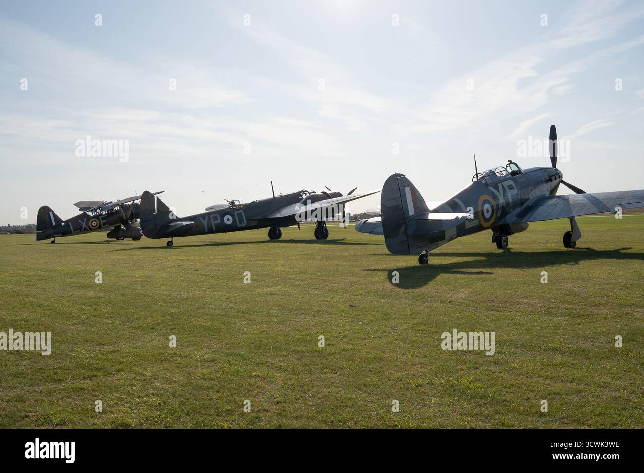Storici aerei da caccia della RAF schierati sul campo d'aviazione di Duxford Foto Stock