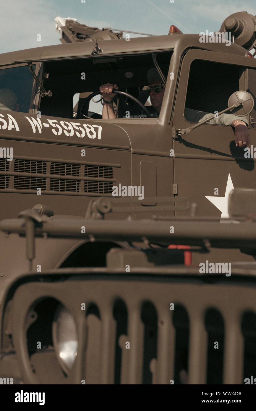 Veicolo militare dell'era della seconda guerra mondiale con autista presso lo storico museo dell'aviazione Foto Stock