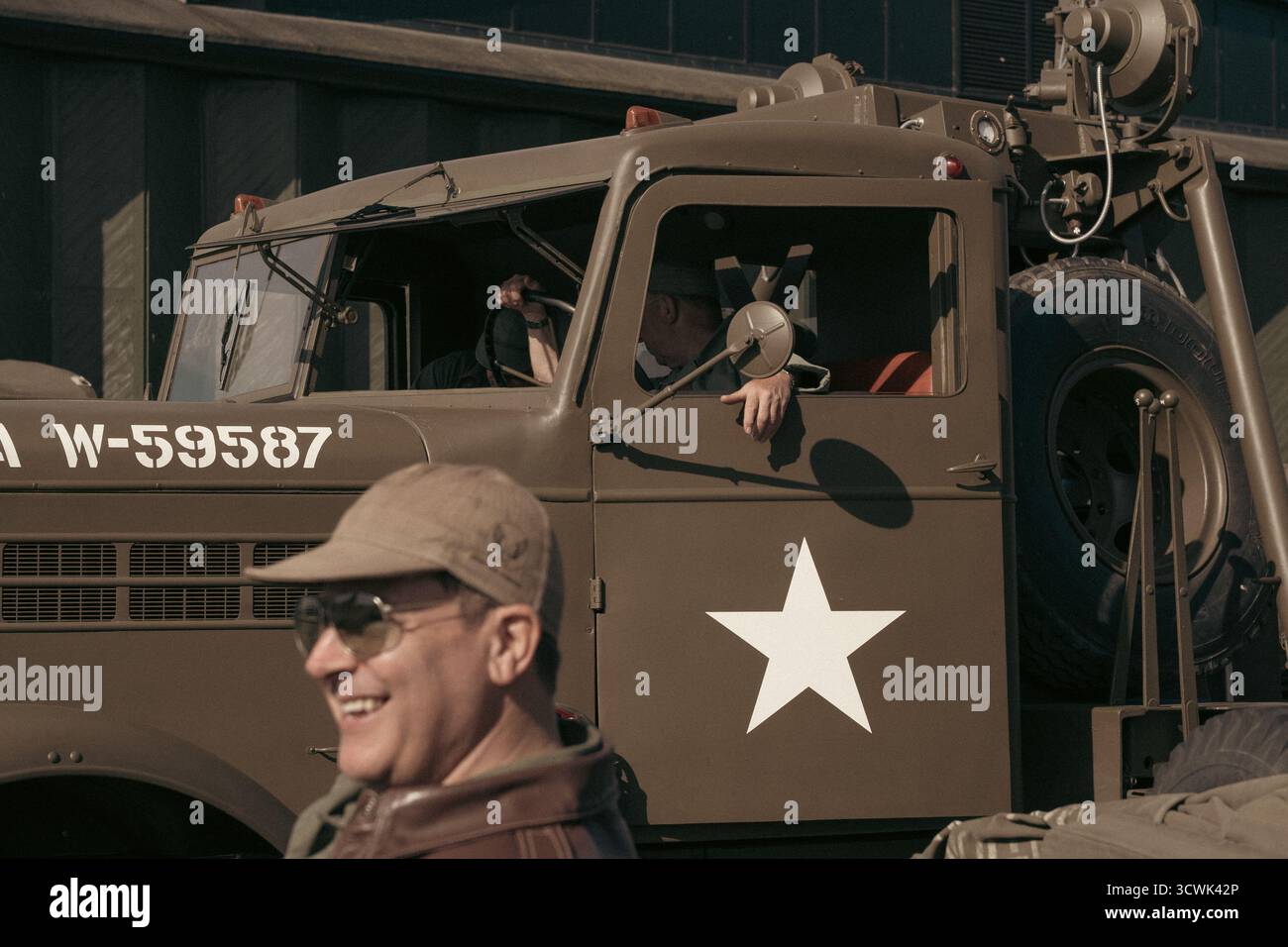 Camion militare americano della seconda guerra mondiale con contrassegni bianchi a stella e equipaggio al museo aereo di Duxford Foto Stock