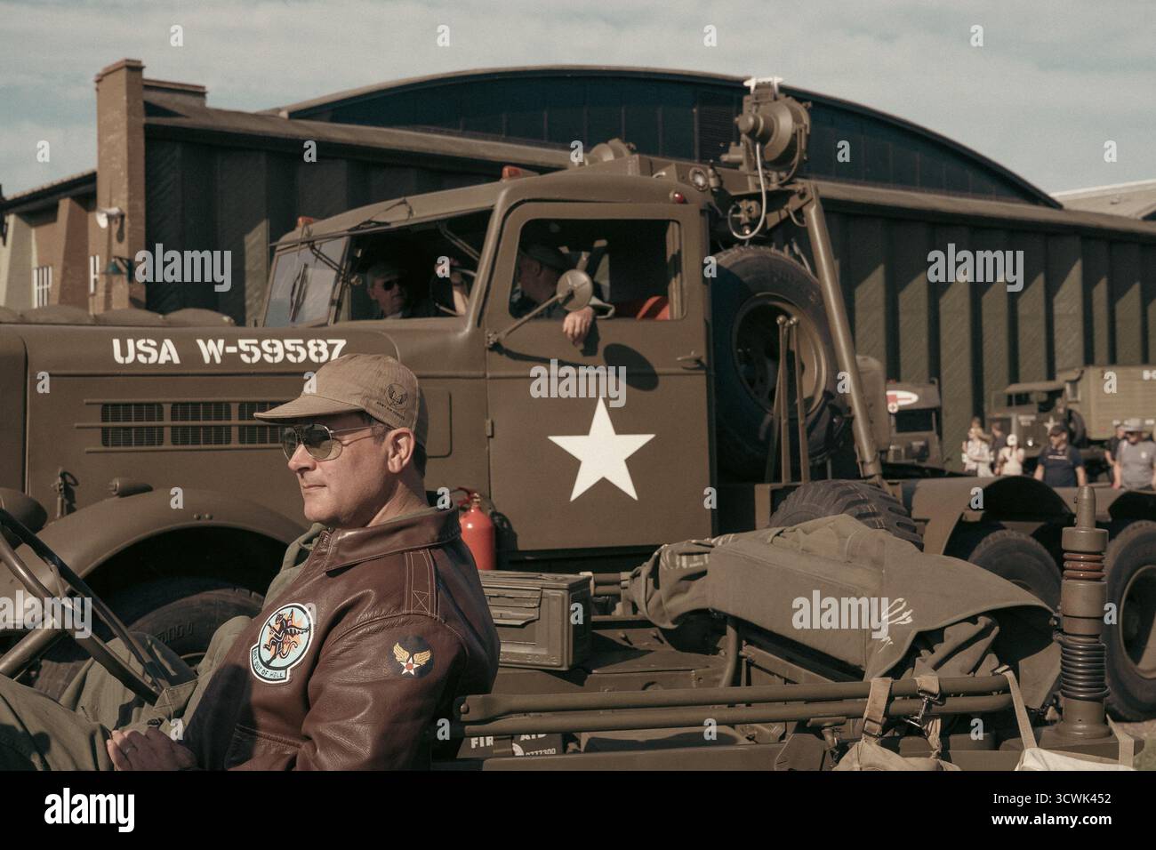 Camion dell'esercito americano della seconda guerra mondiale con reenattore in uniforme d'epoca al Duxford Airshow Foto Stock