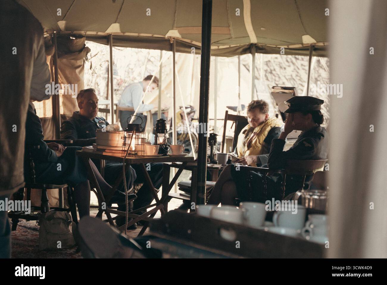 Ufficiali militari dell'era vittoriana in tenda d'epoca che discutono di strategia Foto Stock