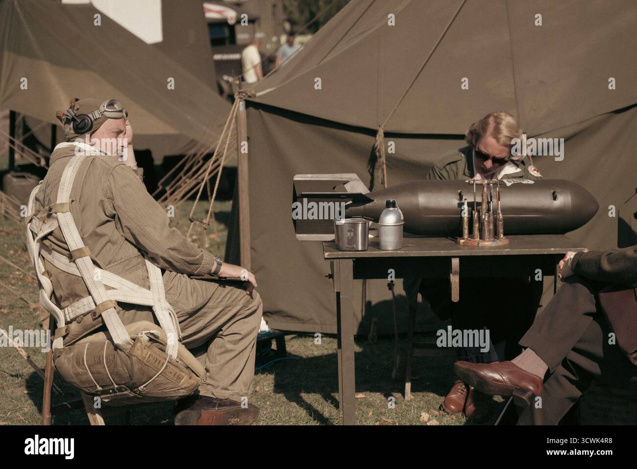 Equipaggio della RAF in uniforme d'epoca presso la stazione medica di campo in tempo di guerra con barella e attrezzature Foto Stock