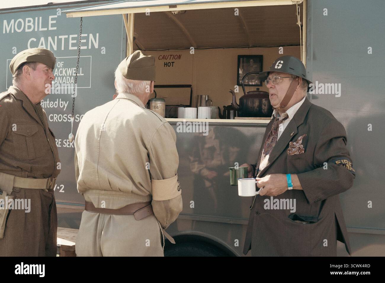 Reenattori della seconda guerra mondiale presso la mensa mobile durante l'evento di storia vivente in tempo di guerra Foto Stock