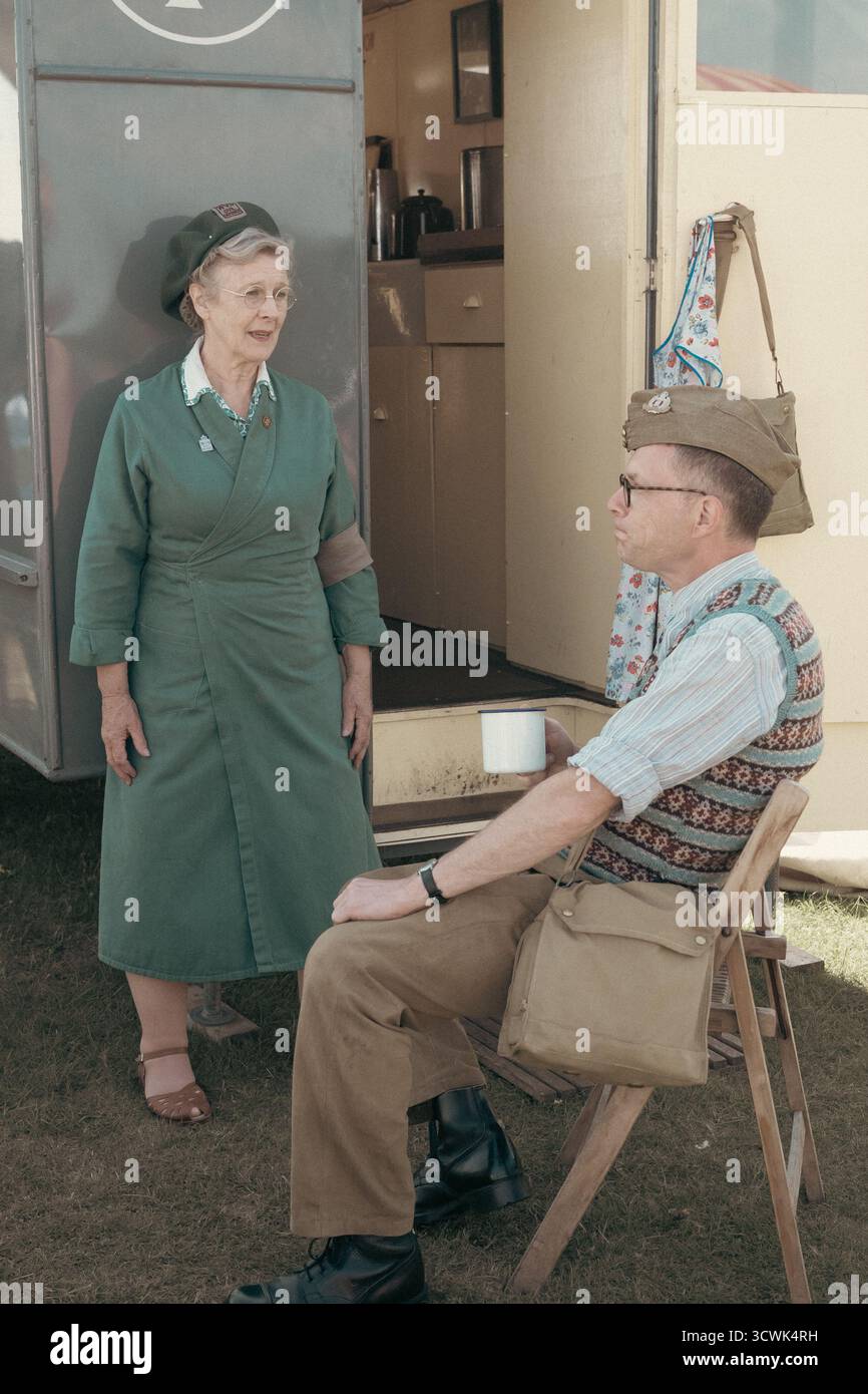 durante la guerra degli anni '1940 si rievocano in abiti d'epoca in occasione di eventi storici all'aperto Foto Stock