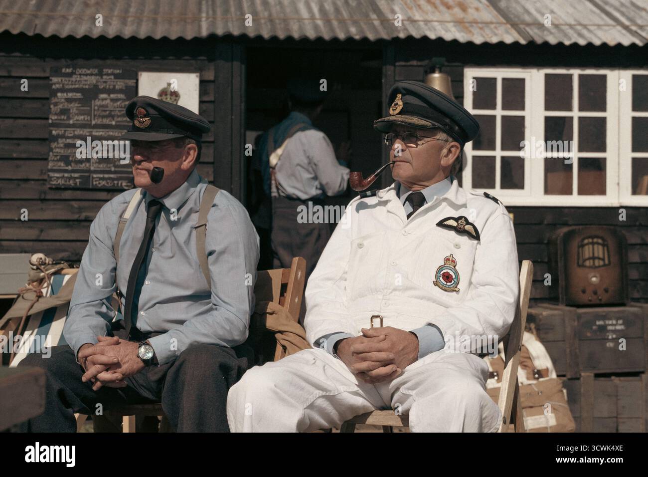 Due veterani della RAF in uniforme fumante presso lo storico museo dell'aviazione Foto Stock