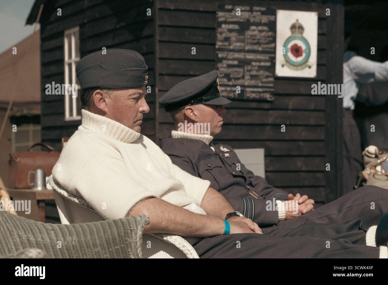 Veterani della RAF in uniforme rilassante all'Imperial War Museum Duxford Airshow Foto Stock
