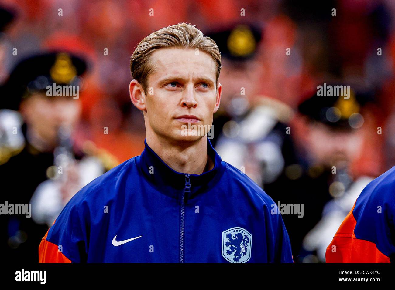 Amsterdam, Paesi Bassi. 12 ottobre 2025. Frenkie de Jong dei Paesi Bassi guarda durante la partita di qualificazione ai Mondiali FIFA 2026 tra Paesi Bassi e Finlandia alla Johan Cruijff Arena il 12 ottobre 2025 ad Amsterdam, Paesi Bassi. (Crediti: Marcel ter Bals/MTB-Photo/Alamy Live News) crediti: MTB Photo/Alamy Live News Foto Stock