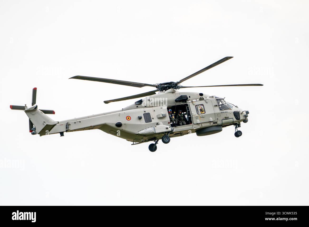 Elicottero militare in volo contro il cielo rovesciato al Duxford Airshow Foto Stock