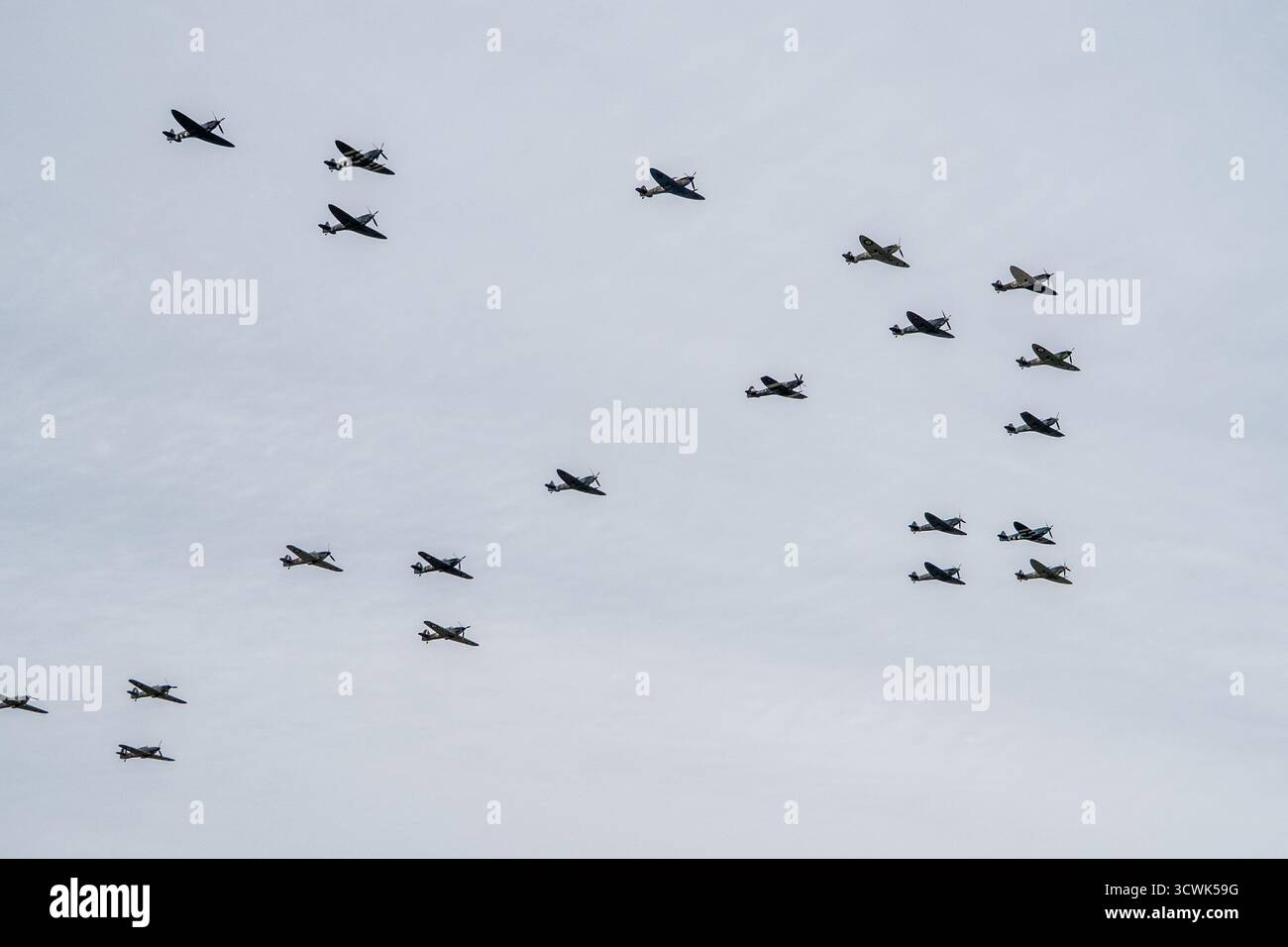 Formazione di velivoli d'epoca che volano contro il cielo coperto al Duxford Airshow Foto Stock