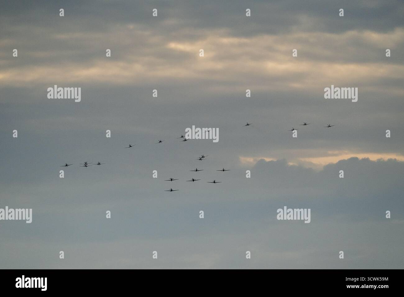 Esposizione di formazione al campo d'aviazione di Duxford contro il cielo nuvoloso drammatico Foto Stock