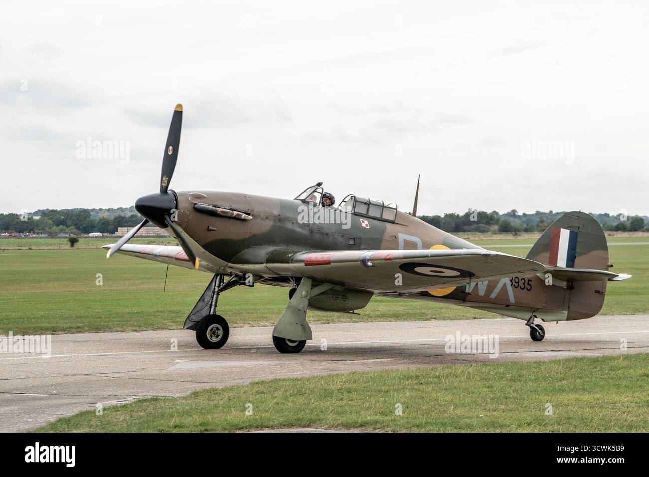 Caccia Hawker Hurricane in pista all'aeroporto di Duxford Foto Stock