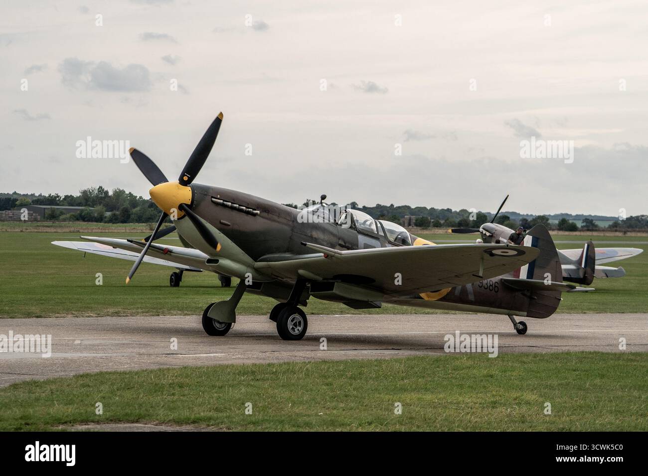 Aerei da caccia Supermarine Spitfire in pista all'aeroporto di Duxford Foto Stock