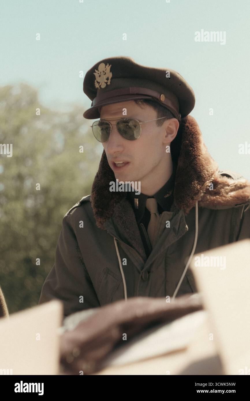 Seconda guerra mondiale aviatore americano in uniforme militare d'epoca e occhiali da sole nello storico aeroporto Foto Stock
